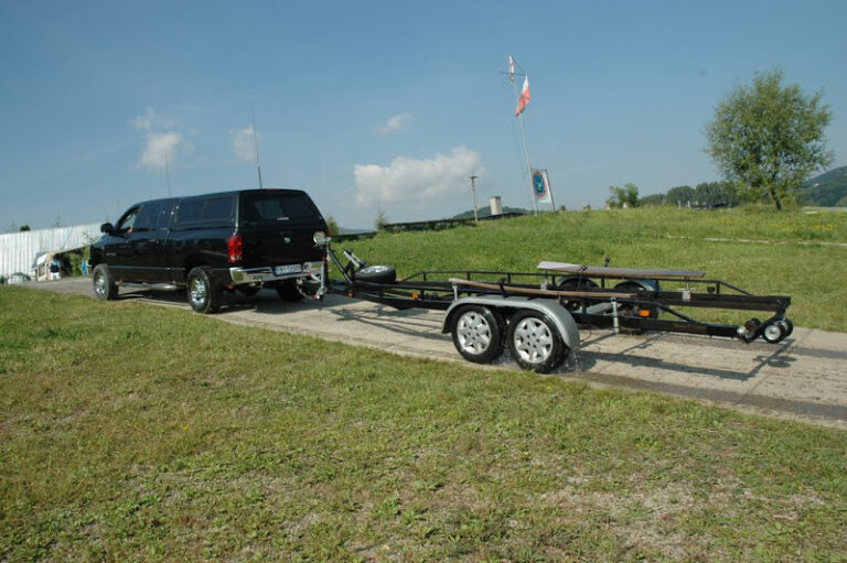 Holowanie łodzi na przyczepię? Rozwiewamy wątpliwości!