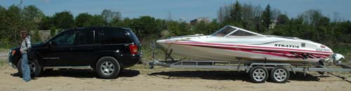 W tym przypadku niezbędne jest prawo jazdy B+E Masa ciągnika nie uległa zmianie, ale przyczepka ma DMC 1500kg i suma DMC ciągnika i przyczepy wynosi 3990kg Jazda tym zestawem tylko na podstawie prawa jazdy B+E